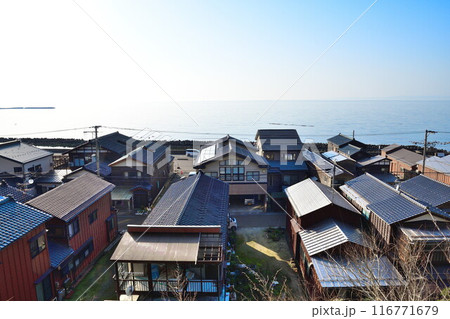 妻入りの街並み展望広場から住宅街を望む（新潟県） 116771679