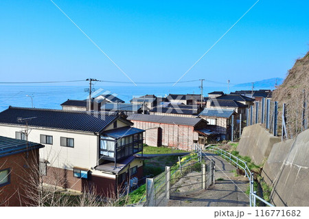 妻入りの街並み展望広場から住宅街を望む（新潟県） 116771682