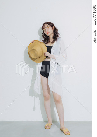 夏のリゾートの若い女性 116771699