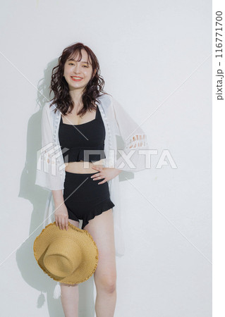 夏のリゾートの若い女性 116771700