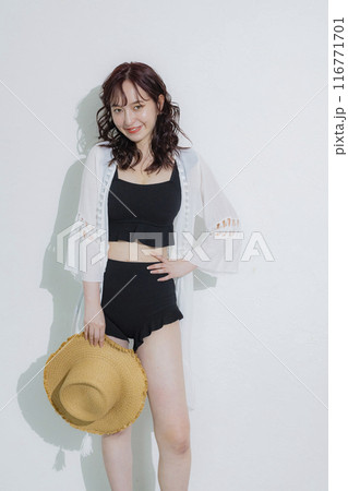 夏のリゾートの若い女性 116771701