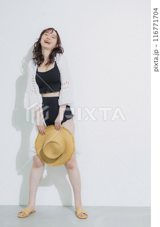 夏のリゾートの若い女性 116771704