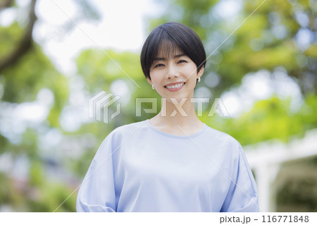 公園で笑顔の若い女性 116771848