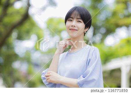 公園で笑顔の若い女性 公園で笑顔の若い女性 116771850