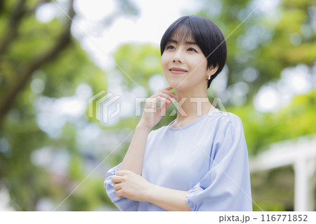 公園で笑顔の若い女性 116771852