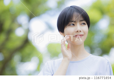 公園で笑顔の若い女性 公園で笑顔の若い女性 116771854