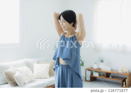 青いキャミソールの女性　　   116771877