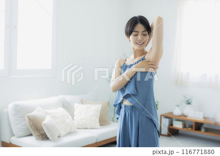 青いキャミソールの女性 青いキャミソールの女性 116771880