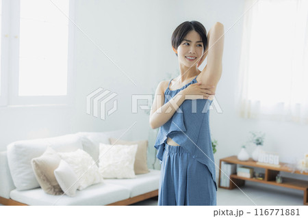 青いキャミソールの女性 青いキャミソールの女性 116771881