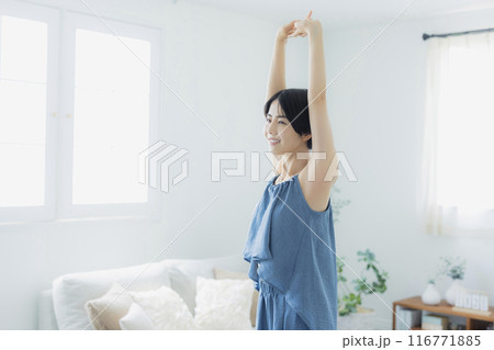 青いキャミソールの女性 青いキャミソールの女性 116771885