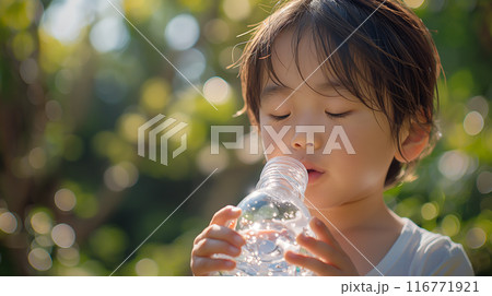 ペットボトルの水を飲む男の子 116771921