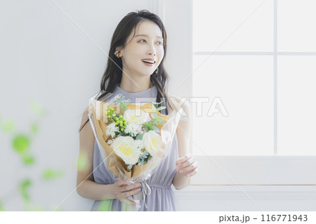 花束を持つ女性 116771943