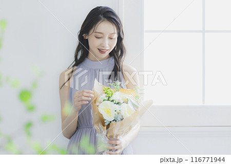 花束を持つ女性 116771944