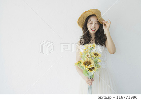 ウェディングドレスを着たひまわりを持つ女性　　 116771990