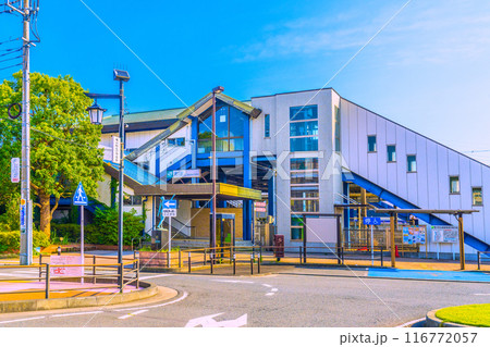 日本の寒川都市景観　JR相模線　寒川駅北口などを望む。寒川神社1500mの標識も＝令和6年7月21日 116772057
