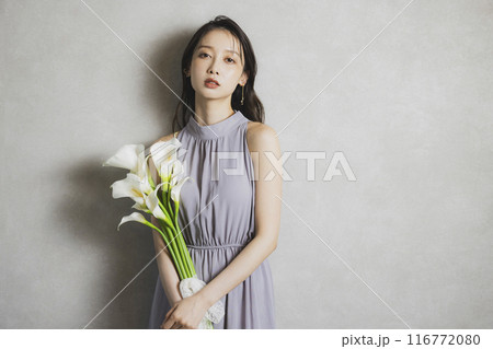 カラーのブーケを持つ女性 116772080