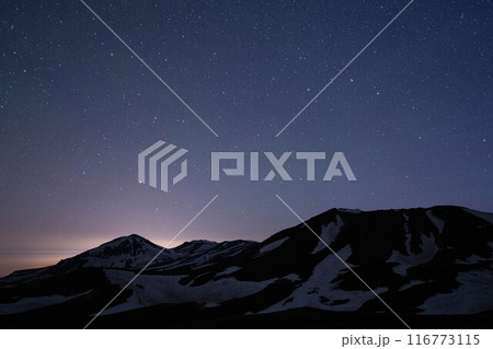 旭川市の街灯りに浮かび上がる大雪山最高峰の旭岳 116773115