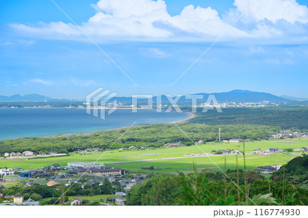 高台から見下ろす海と街と青空 116774930