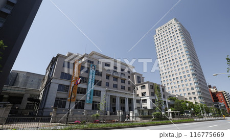 大手総合出版社、講談社の本社外観、手前が本館で奥の高層ビルが新館 116775669