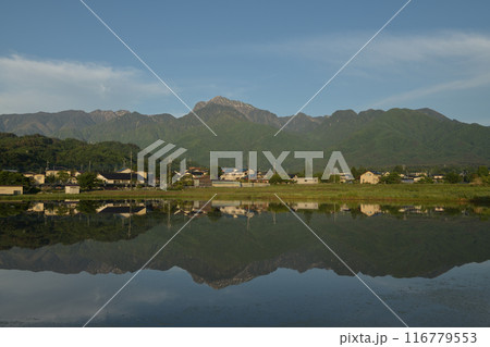 北杜市白州町の街並みや南アルプスの山並みを映す田植え前の田んぼ 北杜市白州町の街並みや南アルプスの山並みを映す田植え前の田んぼ 116779553