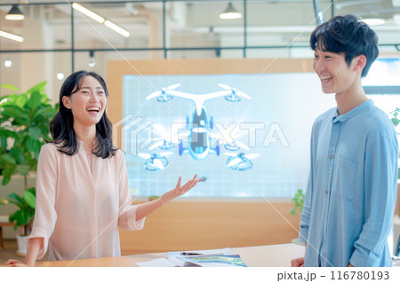 空飛ぶクルマのデザインをプレゼンテーションする女性デザイナー_4 116780193