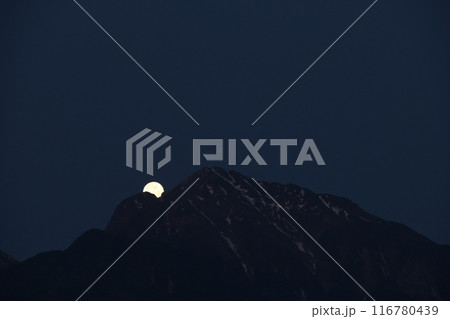 北杜市小淵沢町、南アルプス甲斐駒ケ岳摩利支天峰に沈む皐月十六夜の月 北杜市小淵沢町、南アルプス甲斐駒ケ岳摩利支天峰に沈む皐月十六夜の月 116780439