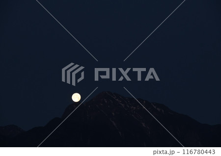 北杜市小淵沢町、南アルプス甲斐駒ケ岳摩利支天峰に沈む皐月十六夜の月 北杜市小淵沢町、南アルプス甲斐駒ケ岳摩利支天峰に沈む皐月十六夜の月 116780443