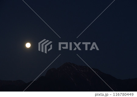 北杜市小淵沢町、南アルプス甲斐駒ケ岳摩利支天峰に沈む皐月十六夜の月 116780449