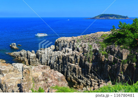 【福井県】晴天下の東尋坊と雄島（越前海岸） 116780481
