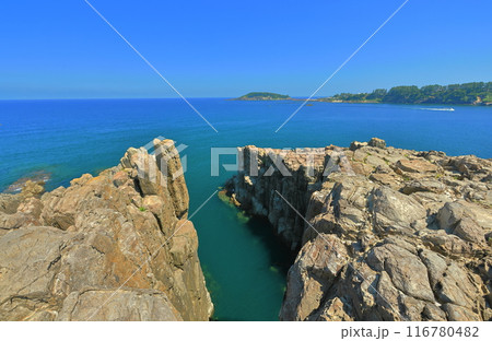【福井県】晴天下の東尋坊と雄島(越前海岸) 【福井県】晴天下の東尋坊と雄島(越前海岸) 116780482
