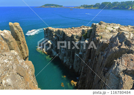【福井県】晴天下の東尋坊と雄島(越前海岸) 【福井県】晴天下の東尋坊と雄島(越前海岸) 116780484