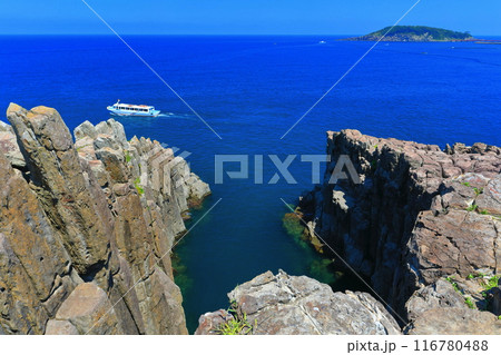 【福井県】晴天下の東尋坊と雄島(越前海岸) 【福井県】晴天下の東尋坊と雄島(越前海岸) 116780488