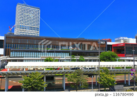 【福井県】快晴のJR福井駅 東口（北陸新幹線） 116780490