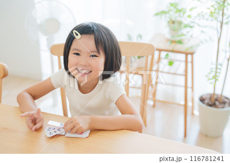 夏休みの宿題の算数の勉強をする小学生 夏休みの宿題の算数の勉強をする小学生 116781241