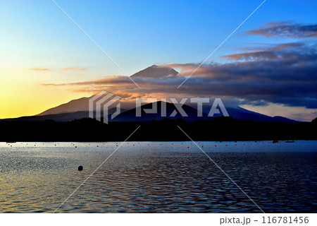 精進湖から朝焼けの富士山の風景 116781456