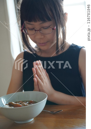 カレーライスを食べようとする女の子 カレーライスを食べようとする女の子 116781846