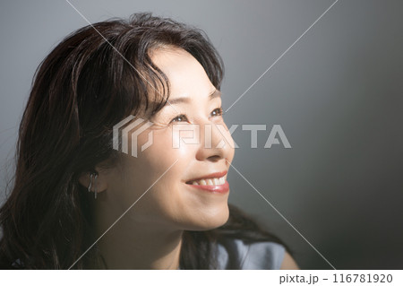 笑顔な50代の美しいミドル女性のクローズアップ 美容などのイメージに 笑顔な50代の美しいミドル女性のクローズアップ 美容などのイメージに 116781920