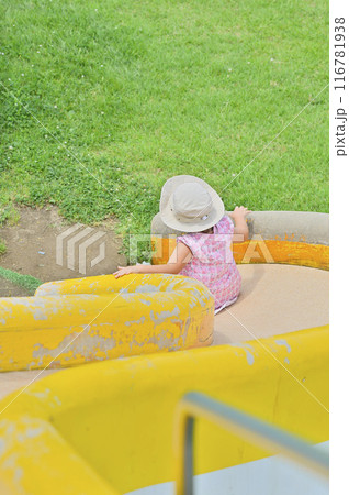 にかほ市の潮風公園のすべり台で遊ぶ子供02 にかほ市の潮風公園のすべり台で遊ぶ子供02 116781938