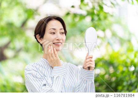 鏡を見る女性　新緑　 116781984
