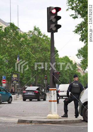 パリの街角の警察官 116782012
