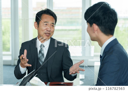 ビジネスパーソン 会議 ミーティング ビジネスパーソン 会議 ミーティング 116782563