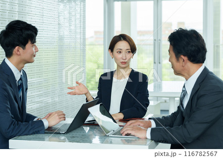 ビジネスパーソン 会議 ミーティング ビジネスパーソン 会議 ミーティング 116782567