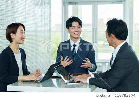 ビジネスパーソン　会議　ミーティング 116782574