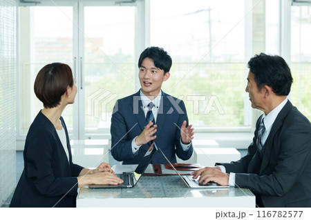 ビジネスパーソン　会議　ミーティング 116782577