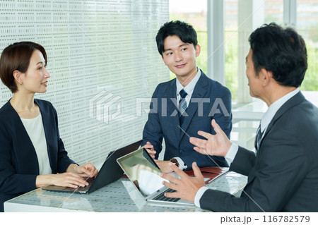 ビジネスパーソン 会議 ミーティング ビジネスパーソン 会議 ミーティング 116782579