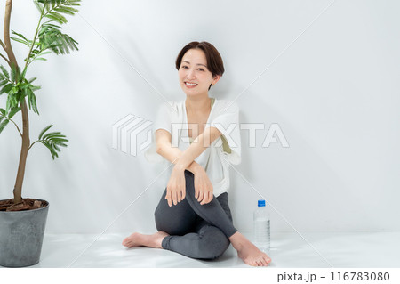 ミドル女性 ヨガ 座る ミドル女性 ヨガ 座る 116783080