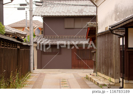 古い街道にある辻の民家　【北国街道】 116783189