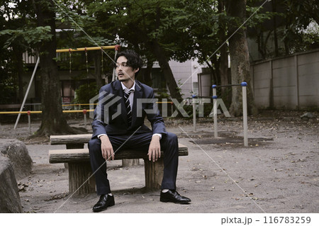 屋外で座っている男性 116783259