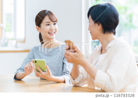 ダイニングでスマホを見る家族 116783326