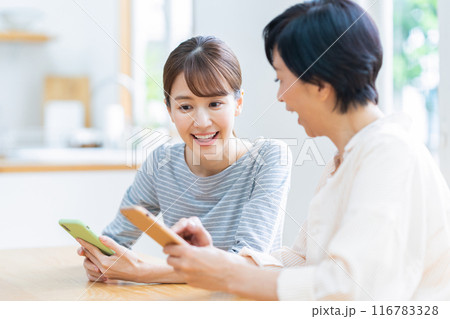 ダイニングでスマホを見る家族 ダイニングでスマホを見る家族 116783328